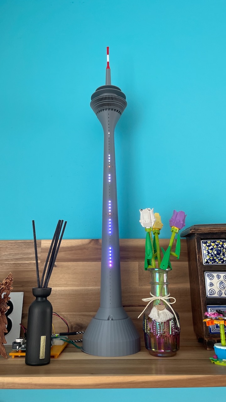 De Lichtzeitpegel ingebouwd in een model van de Rheinturm